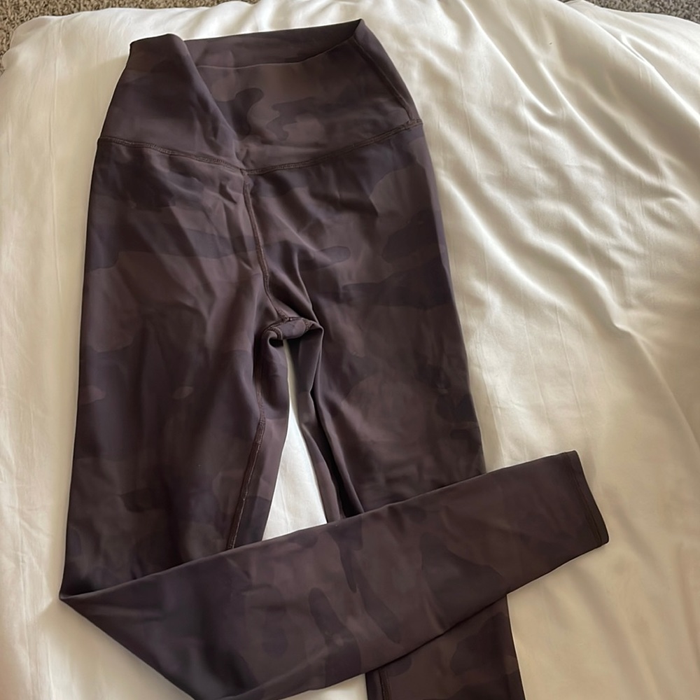 Alo High-Waist Camo Vapor Legging in Brown